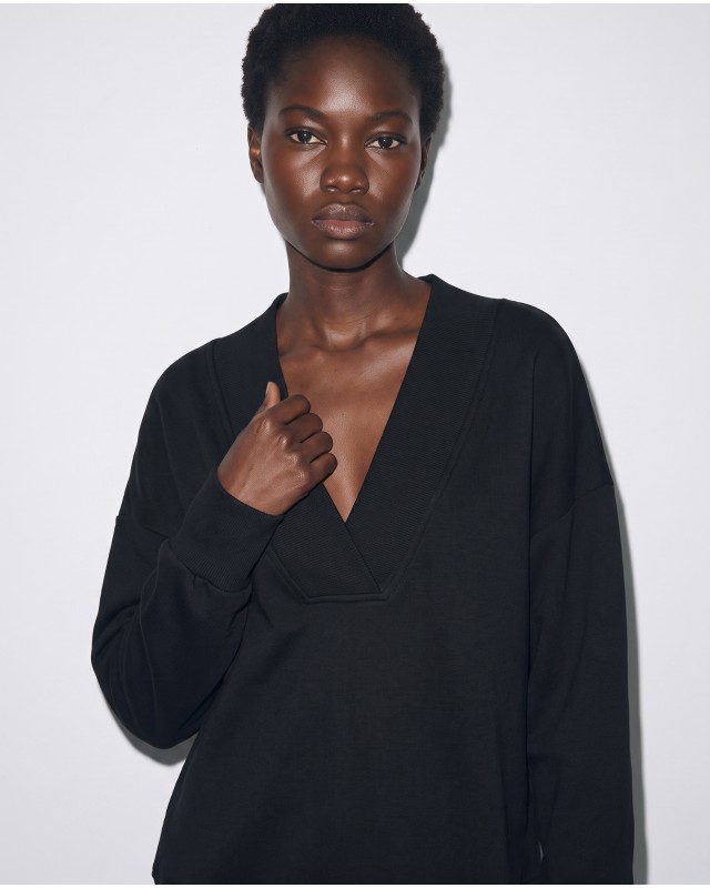 Μπλούζα φούτερ αχνούδιαστο μακρυμάνικο oversized με ανοιχτή "V" λαιμόκοψη μαύρο