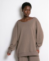 Μπλούζα φούτερ αχνούδιαστο oversized με ανοιχτή λαιμόκοψη πούρο