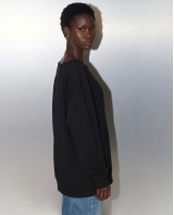 Μπλούζα φούτερ αχνούδιαστο oversized με ανοιχτή λαιμόκοψη μαύρο