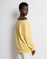 Μπλούζα φούτερ αχνούδιαστο oversized με ανοιχτή λαιμόκοψη κίτρινο