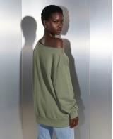 Μπλούζα φούτερ αχνούδιαστο oversized με ανοιχτή λαιμόκοψη χακί