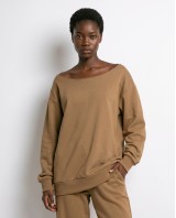 Μπλούζα φούτερ αχνούδιαστο oversized με ανοιχτή λαιμόκοψη sand