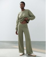 Παντελόνι φούτερ αχνούδιαστο Wide Leg με "V" olive