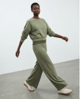 Παντελόνι φούτερ αχνούδιαστο Wide Leg με "V" olive