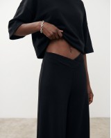Παντελόνι φούτερ αχνούδιαστο Wide Leg με "V" μαύρο