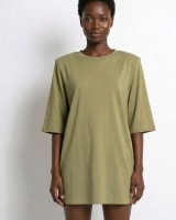 Μπλούζα βαμβακερή oversized με τρουακάρ μανίκι και βάτες λαδί