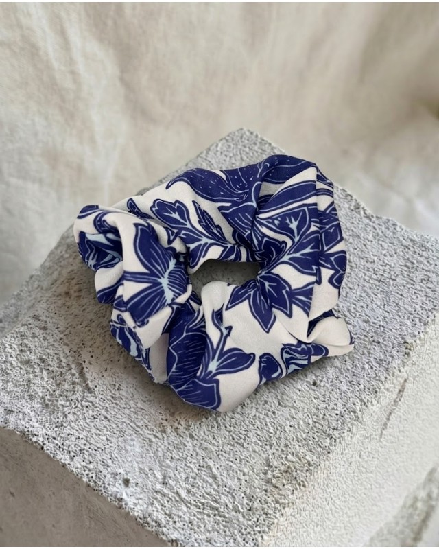 Φόρεμα με αυξομείωση στην τιράντα και σετ scrunchie φλοράλ