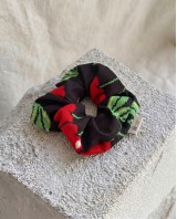 Φόρεμα με αυξομείωση στην τιράντα και σετ scrunchie κεράσια