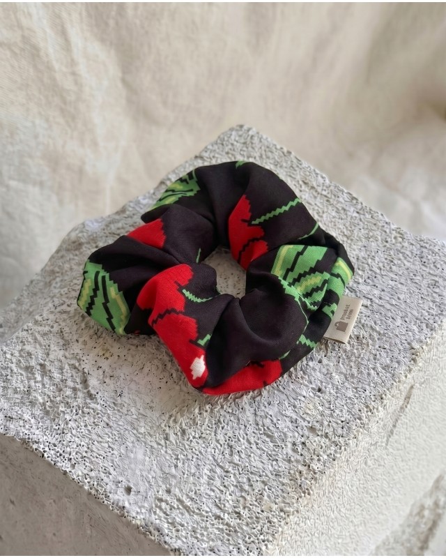 Φόρεμα με αυξομείωση στην τιράντα και σετ scrunchie κεράσια