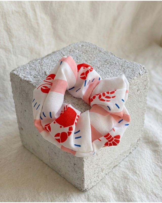 Φόρεμα με αυξομείωση στην τιράντα και σετ scrunchie lobster