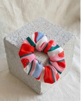 Φόρεμα με αυξομείωση στην τιράντα και σετ scrunchie striped strawberries