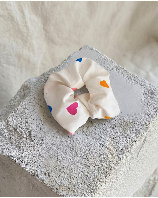 Φόρεμα με αυξομείωση στην τιράντα και σετ scrunchie white hearts