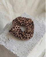 Φόρεμα με αυξομείωση στην τιράντα και σετ scrunchie leopard
