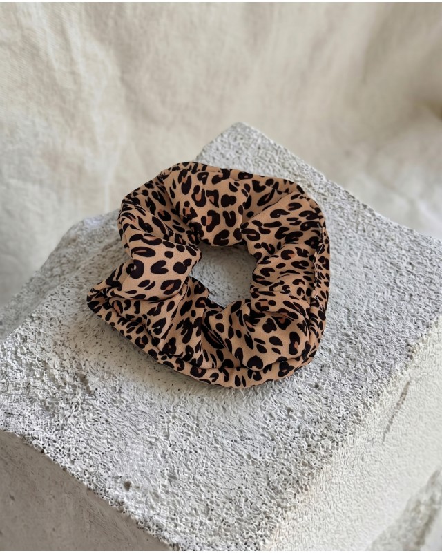 Φόρεμα με αυξομείωση στην τιράντα και σετ scrunchie leopard