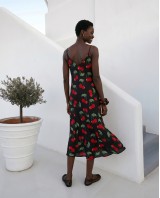Φόρεμα με αυξομείωση στην τιράντα και σετ scrunchie κεράσια