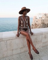 Σετ γιλέκο και σορτς  με κεντήματα καφέ