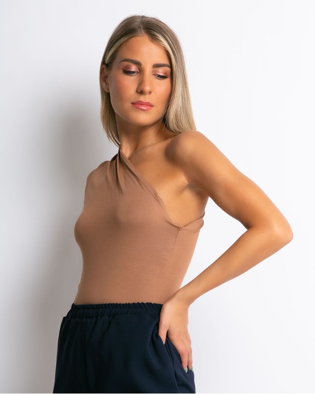 Μπλούζα viscose μακρυμάνικη με ένα μανίκι κάμελ Μπλούζα viscose μακρυμάνικη με ένα μανίκι κάμελ
