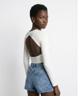 Μπλούζα crop top μακρυμάνικη με άνοιγμα στην πλάτη εκρού