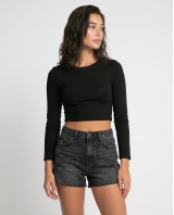 Μπλούζα crop top μακρυμάνικη με άνοιγμα στην πλάτη μαύρο