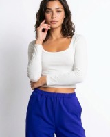 Μπλούζα crop top μακρυμάνικη με ανοιχτή λαιμόκοψη εκρού