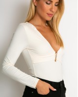 Κορμάκι μακρυμάνικο με λεπτομέρεια στο V εκρού