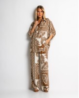 Σετ πουκάμισο και παντελόνι με tropical print ταμπά Σετ πουκάμισο και παντελόνι με tropical print ταμπά