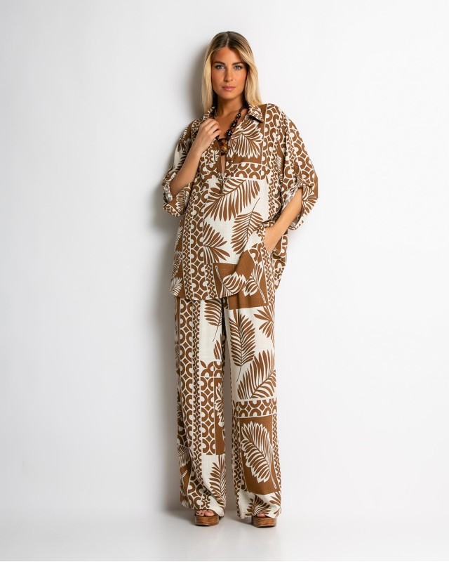 Σετ πουκάμισο και παντελόνι με tropical print ταμπά Σετ πουκάμισο και παντελόνι με tropical print ταμπά
