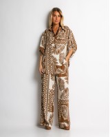 Σετ πουκάμισο και παντελόνι με tropical print ταμπά Σετ πουκάμισο και παντελόνι με tropical print ταμπά
