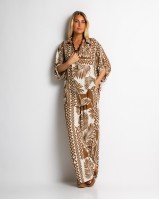 Σετ πουκάμισο και παντελόνι με tropical print ταμπά Σετ πουκάμισο και παντελόνι με tropical print ταμπά