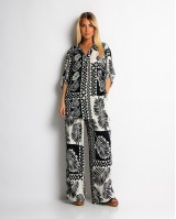 Σετ πουκάμισο και παντελόνι με tropical print navy Σετ πουκάμισο και παντελόνι με tropical print navy