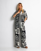 Σετ πουκάμισο και παντελόνι με tropical print navy Σετ πουκάμισο και παντελόνι με tropical print navy