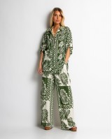 Σετ πουκάμισο και παντελόνι με tropical print λαδί