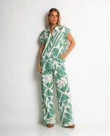 Σετ πουκάμισο και παντελόνι με art leaf print μέντα Σετ πουκάμισο και παντελόνι με art leaf print μέντα