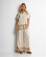 Σετ πουκάμισο και παντελόνι με boho print μπεζ Σετ πουκάμισο και παντελόνι με boho print μπεζ