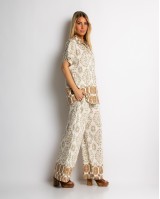 Σετ πουκάμισο και παντελόνι με boho print μπεζ Σετ πουκάμισο και παντελόνι με boho print μπεζ