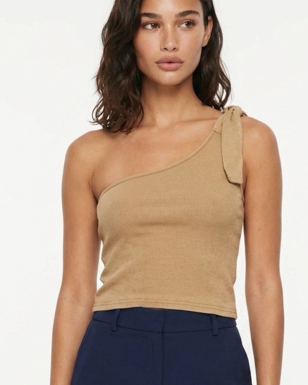 Crop top με εναν ώμο εκρού