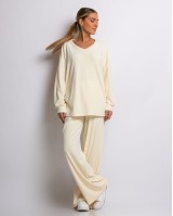 Σετ μπλούζα με V και παντελόνα βελουτέ εκρού