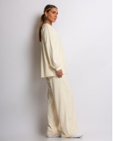 Σετ μπλούζα με V και παντελόνα βελουτέ εκρού