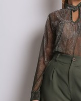 Μπλούζα με λάμψη και άνοιγμα στο ντεκολτέ χακί