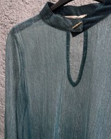 Μπλούζα με λάμψη και άνοιγμα στο ντεκολτέ πετρολ