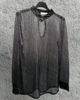 Μπλούζα με λάμψη και άνοιγμα στο ντεκολτέ ανθρακί