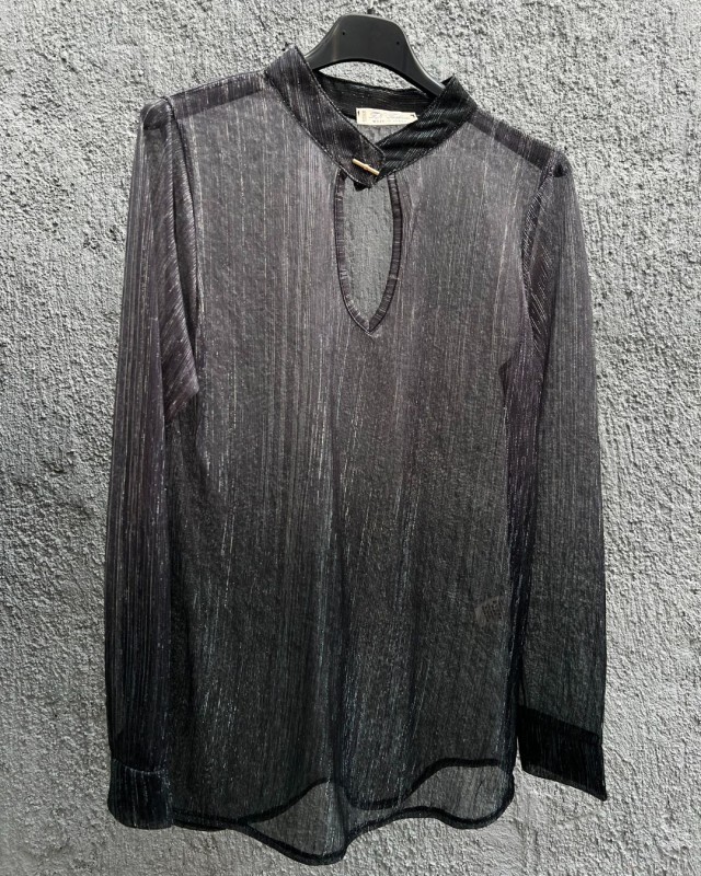 Μπλούζα με λάμψη και άνοιγμα στο ντεκολτέ ανθρακί