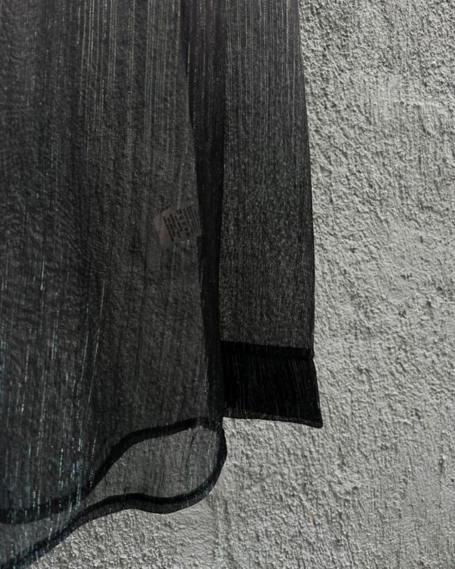 Μπλούζα με λάμψη και άνοιγμα στο ντεκολτέ ανθρακί