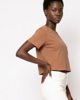Crop top κοντομάνικο κάμελ