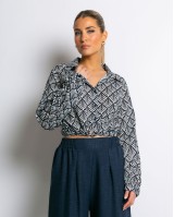 Μπλούζα crop με δέσιμο εμπριμέ navy Μπλούζα crop με δέσιμο εμπριμέ navy