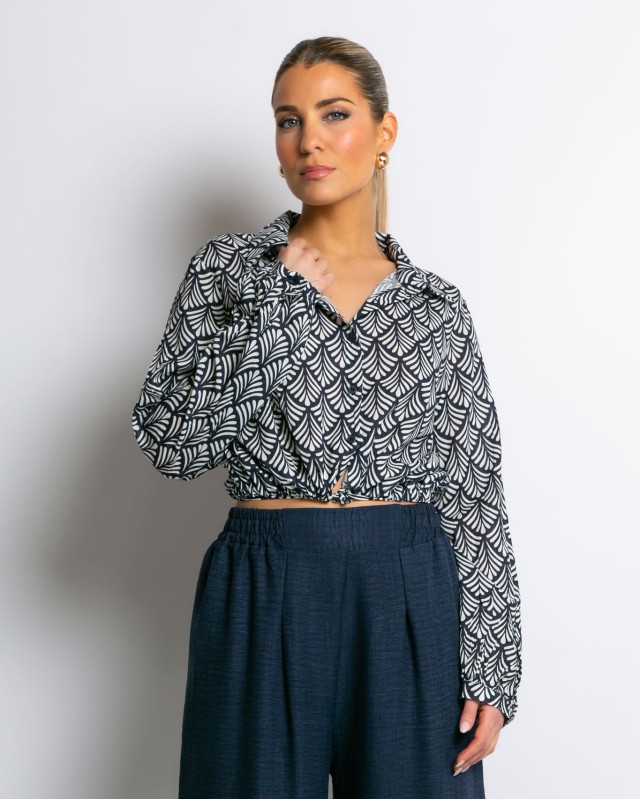 Μπλούζα crop με δέσιμο εμπριμέ navy Μπλούζα crop με δέσιμο εμπριμέ navy