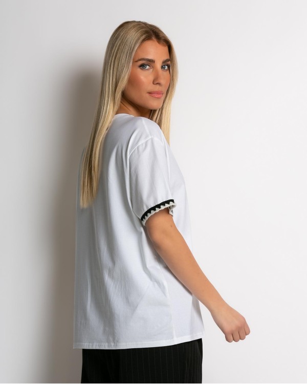 Μπλούζα κοντομάνικη με τρέσα στο μανίκι λευκή