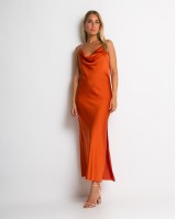 Φόρεμα ντραπέ με σκίσιμο στο πλάι εκάι