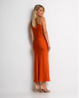 Φόρεμα ντραπέ με σκίσιμο στο πλάι εκάι