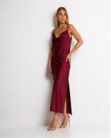 Φόρεμα ντραπέ με σκίσιμο στο πλάι μπορντώ